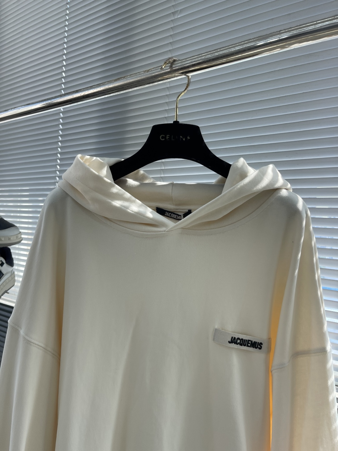 

-法国新锐设计师品牌Jacquemus，被称作是“法系新浪潮设计的代表”，出其不意的视角展现法式美学