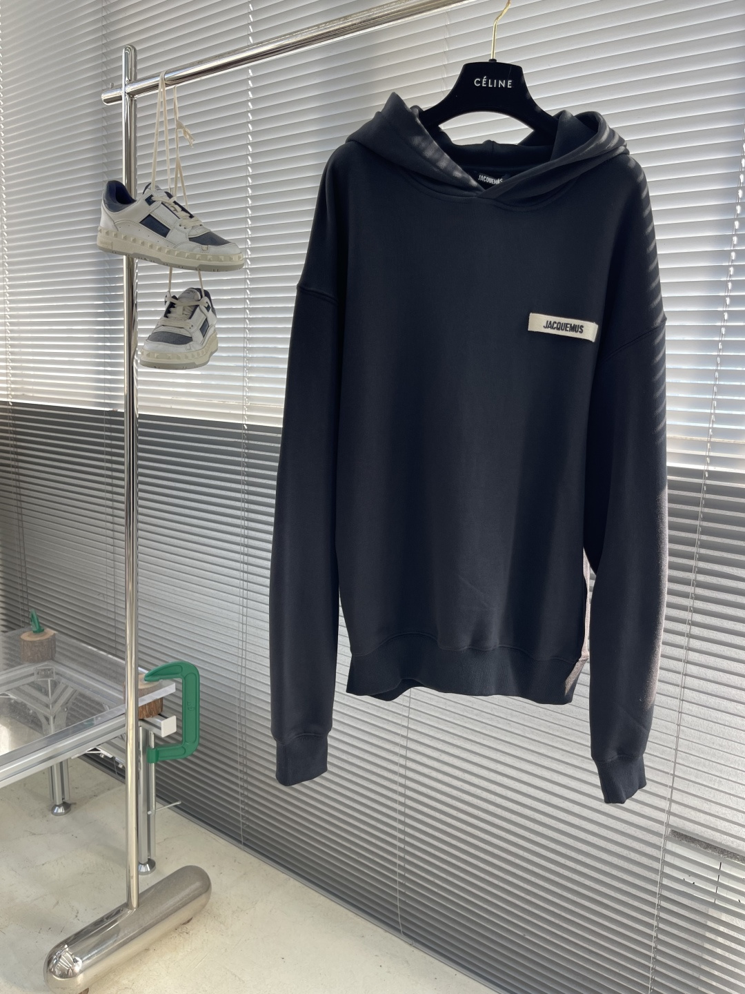 

-法国新锐设计师品牌Jacquemus，被称作是“法系新浪潮设计的代表”，出其不意的视角展现法式美学