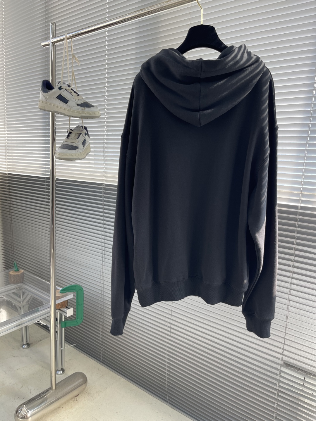 

-法国新锐设计师品牌Jacquemus，被称作是“法系新浪潮设计的代表”，出其不意的视角展现法式美学