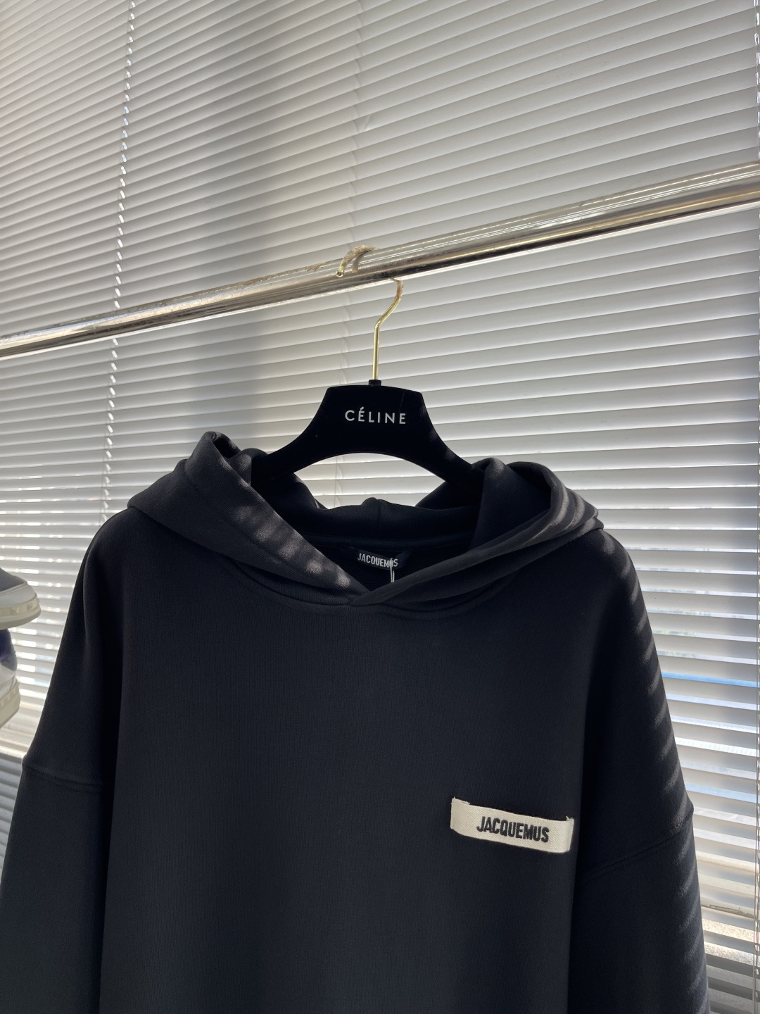 

-法国新锐设计师品牌Jacquemus，被称作是“法系新浪潮设计的代表”，出其不意的视角展现法式美学