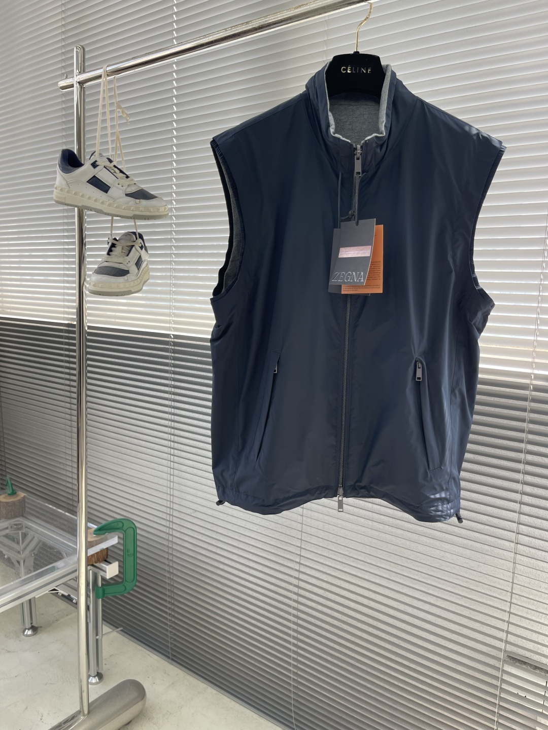 NO:743388,The highest version on the market, the girl will inspect the goods, trim the three marks on the threads, and deliver the goods. You can post pictures and take videos. If you want quality or service, please add me on WeChat. We will not accept urgent orders. -Z ZEGN Microfiber Double-Sided Brezza Vest The A side is made of microfiber fabric made of polyester fiber, which is known for its excellent tear resistance and wear resistance. It can quickly return to flatness during wearing and maintain the crisp and stylish appearance of the clothes for a long time. At the same time, it will not be easily deformed after being washed for a long time, ensuring dimensional stability. After being waterproofed, it can be adapted to various weather wearing needs. The B side is made of cashmere blended jersey fabric. The cashmere fiber diameter is only 14 microns. After blending, it eliminates the itch of pure cashmere. The central control structure locks in still air and has strong warmth retention. A small amount of nylon enhances the durability of cashmere and extends its service life. The monochrome letter LOGO on the cashmere blended surface uses the high-precision calculation system of the computer embroidery machine to control the coordinated operation of the machine head, needle bar, and thread spool. The fabric frame moves accurately in the horizontal and vertical directions to form a stitch track. The upper and lower thread tensions are adjusted to ensure that the stitches are smooth and free of floating lines, forming a fine letter pattern with an error of ±0.1mm. Code number: 46485052 Size, length, chest and shoulder width 4664114 46 486611847 5068122 48 5270126 49,Men's clothing,19860909市面最高版本小妹验货、修剪线头上三标、发货可发图及拍视频,要品质要服务的加我微信,不接急单. -Z ZEGN 微纤维双面Brezza马甲 A面选用聚酯纤维打造的微纤维面料,以出色的抗撕裂,耐磨性能著称,穿着过程中能快速恢复平整,长久保持衣物挺括有型的外观.同时久洗不易变形,确保尺寸稳定性.通过防水处理之后,使其适应各种天气穿着需求. B面选用山羊绒混纺汗布面料.羊绒纤维直径仅14微米,混纺后消除纯羊绒的刺痒感,中控结构锁住静止空气,保暖性极强.少量锦纶的加持强化羊绒的耐穿性,延长使用寿命. 羊绒混纺面的单色字母LOGO通过电脑绣花机高精度的计算系统控制机头、针杆、线轴的协同作业,布料框架在水平和垂直方向精准移动,形成针迹轨迹,调整上线和下线张力,确保线迹平整无浮线,形成误差在±0.1mm的精细字母图案 码数: 46485052 尺码衣长胸围肩宽 4664114  46 486611847  5068122 48 5270126 49,男装,,Women's clothing