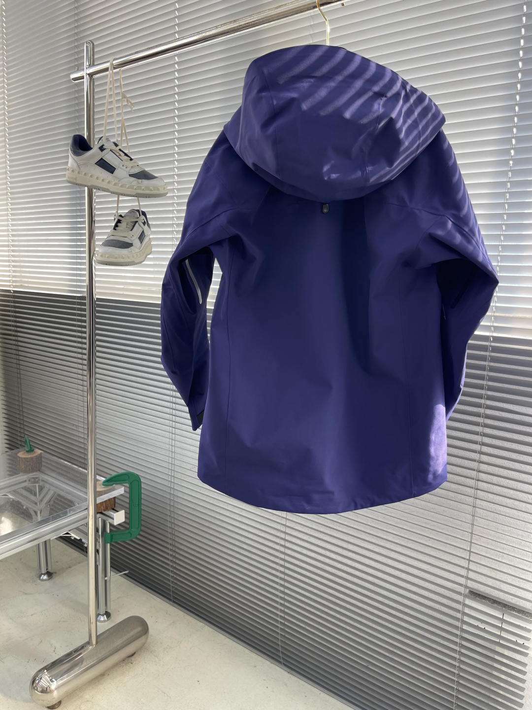 P355

-🐦 鸟家 Alpha系列 Sv 第7代 GORE-TEX Pro 刺绣Logo图案休闲运动连帽拉链硬壳冲锋衣
全新配色，帅到炸裂的一款！
面料一如既往采用硬壳GORETEX系列，面料透气达到5000+ ，防水性能C8，防污防风防水，束紧后达到耐寒保温！
四色拼接采用激光定位立体裁剪，每一片裁片基本达到98%以上还原，接近0色差。
口袋处采用无缝激光技术，衣服内侧全衣压胶，采用热风胶技术做到防水效果。下摆条更是采用超声波热压机器做到不散边不垮边。
男女同款，休闲旅游、运动户外，一件外套通通搞定，必备必备！
尺码：S-XXL
S码衣长72 胸围122 肩宽52
M码衣长74 胸围126 肩宽54
L码衣长76 胸围130 肩宽56
XL码衣长78 胸围134 肩宽58
XXL码衣长80 胸围138 肩宽60