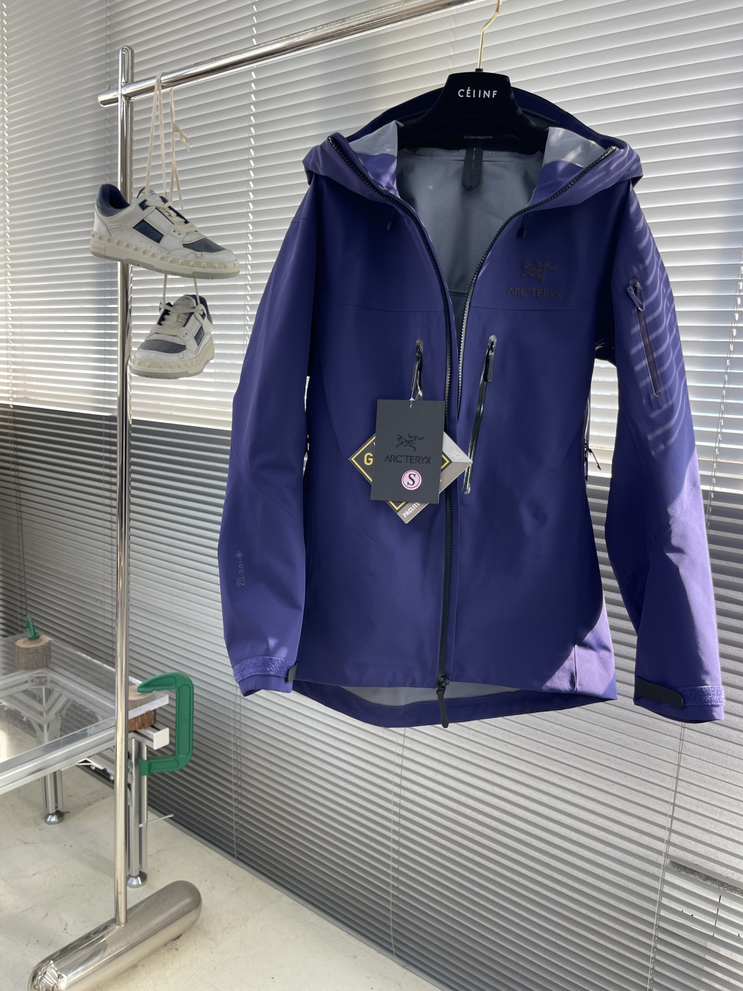 P355

-🐦 鸟家 Alpha系列 Sv 第7代 GORE-TEX Pro 刺绣Logo图案休闲运动连帽拉链硬壳冲锋衣
全新配色，帅到炸裂的一款！
面料一如既往采用硬壳GORETEX系列，面料透气达到5000+ ，防水性能C8，防污防风防水，束紧后达到耐寒保温！
四色拼接采用激光定位立体裁剪，每一片裁片基本达到98%以上还原，接近0色差。
口袋处采用无缝激光技术，衣服内侧全衣压胶，采用热风胶技术做到防水效果。下摆条更是采用超声波热压机器做到不散边不垮边。
男女同款，休闲旅游、运动户外，一件外套通通搞定，必备必备！
尺码：S-XXL
S码衣长72 胸围122 肩宽52
M码衣长74 胸围126 肩宽54
L码衣长76 胸围130 肩宽56
XL码衣长78 胸围134 肩宽58
XXL码衣长80 胸围138 肩宽60