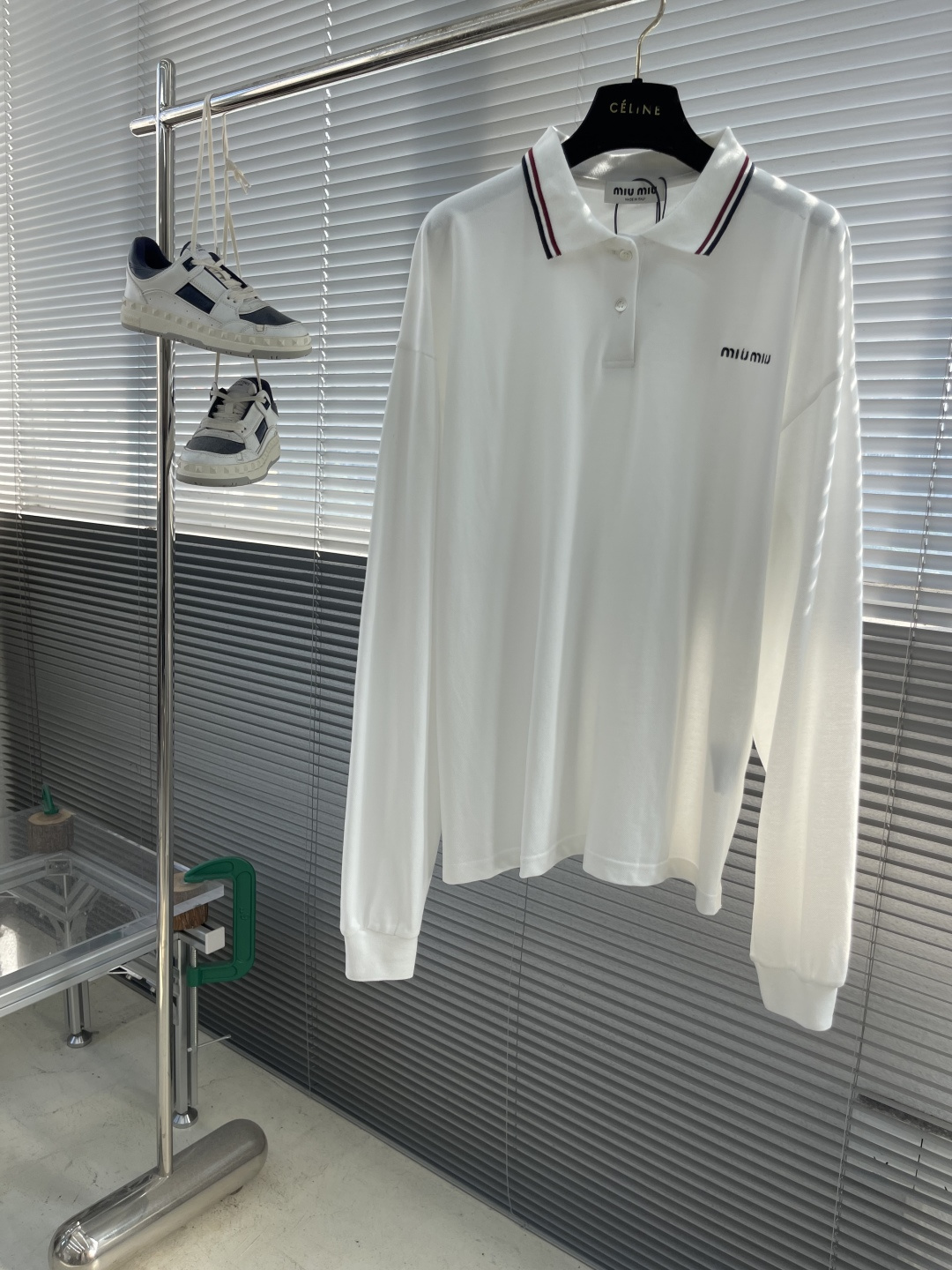 

-MiuMiu   刺绣翻领拼色POLO衫
采用50支双珠地面料，纯棉定织米白色。
螺纹搭配扁机1*