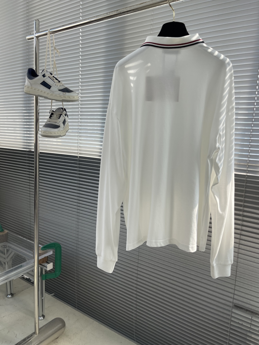 

-MiuMiu   刺绣翻领拼色POLO衫
采用50支双珠地面料，纯棉定织米白色。
螺纹搭配扁机1*