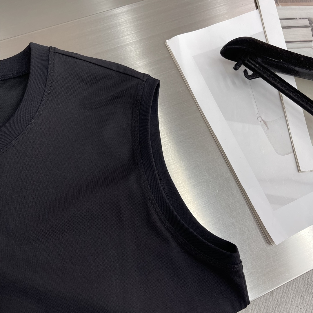 

-Y-3 山本耀司 总是简单又出细节….好看的背心…双色定制面料，25款隐藏式小口袋设计…..极致的