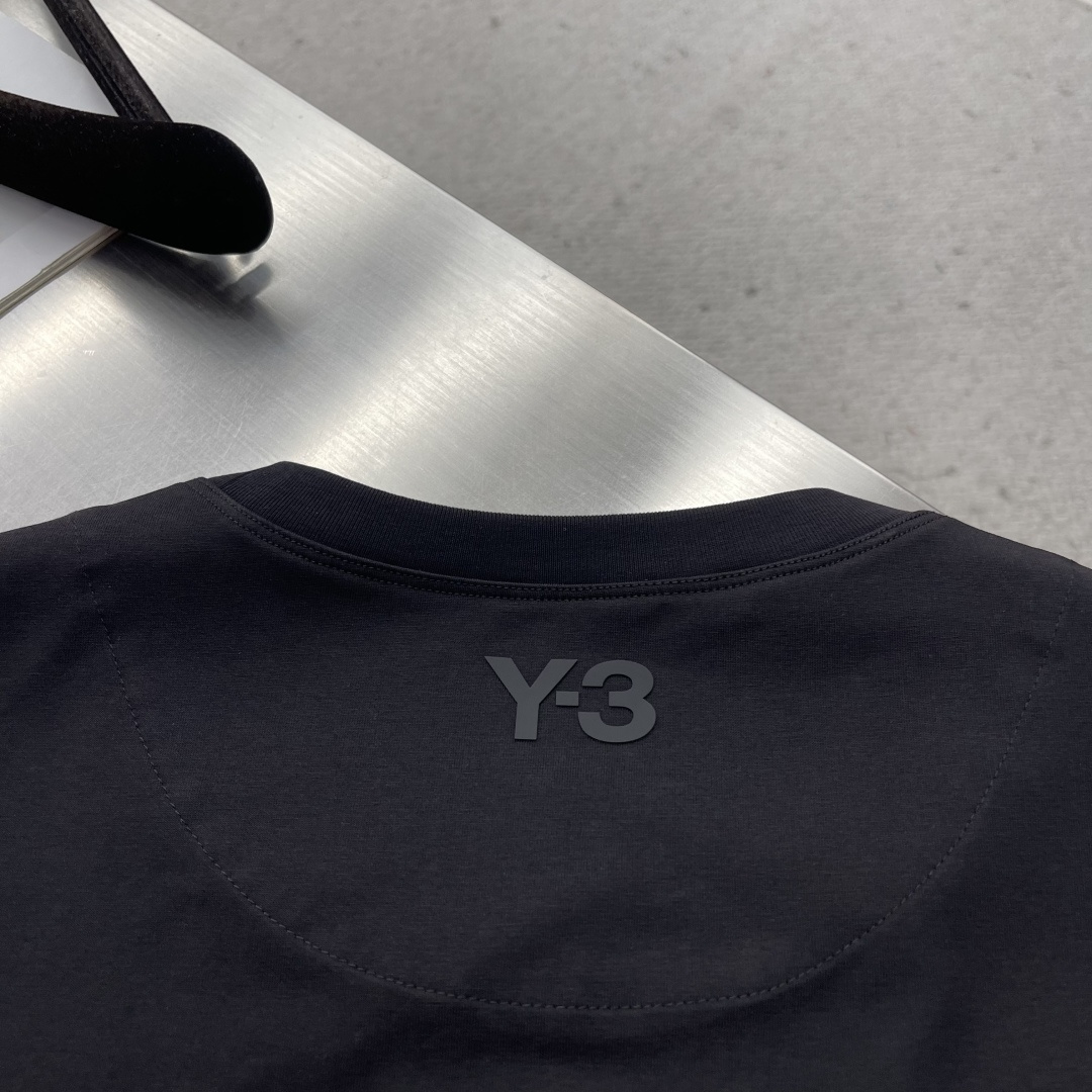 

-Y-3 山本耀司 总是简单又出细节….好看的背心…双色定制面料，25款隐藏式小口袋设计…..极致的