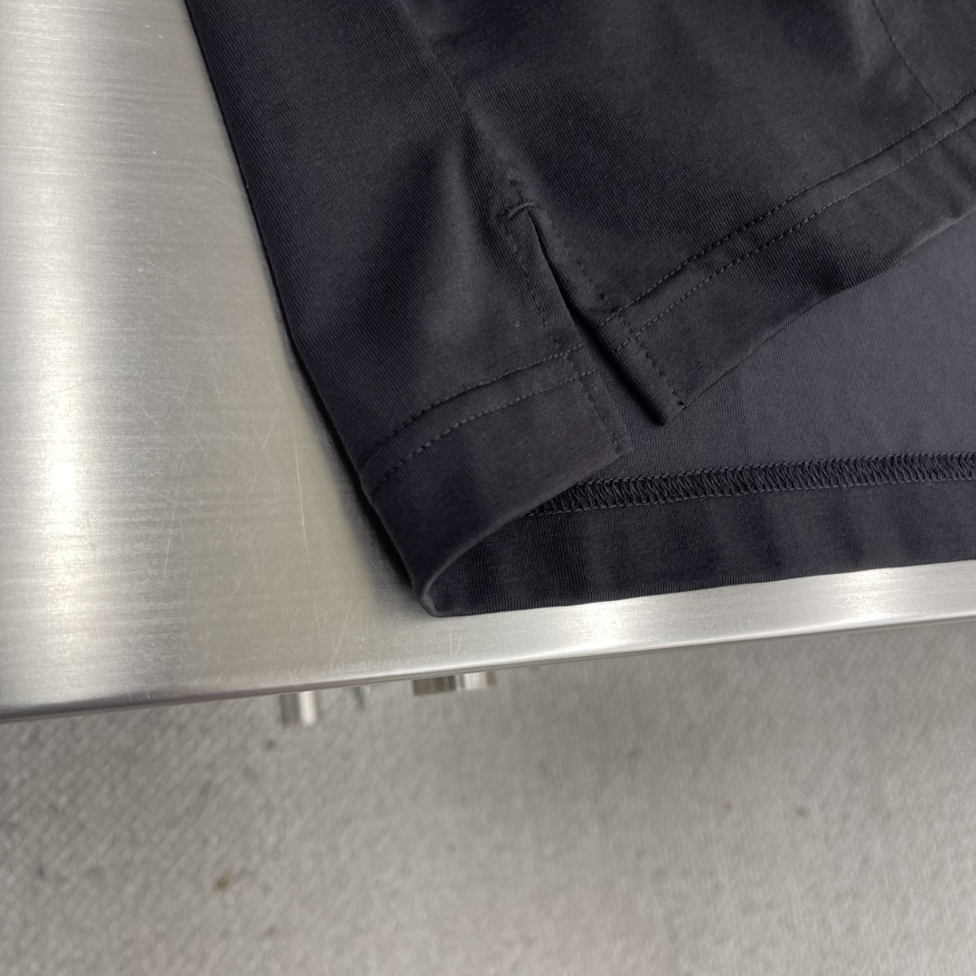 

-Y-3 山本耀司 总是简单又出细节….好看的背心…双色定制面料，25款隐藏式小口袋设计…..极致的