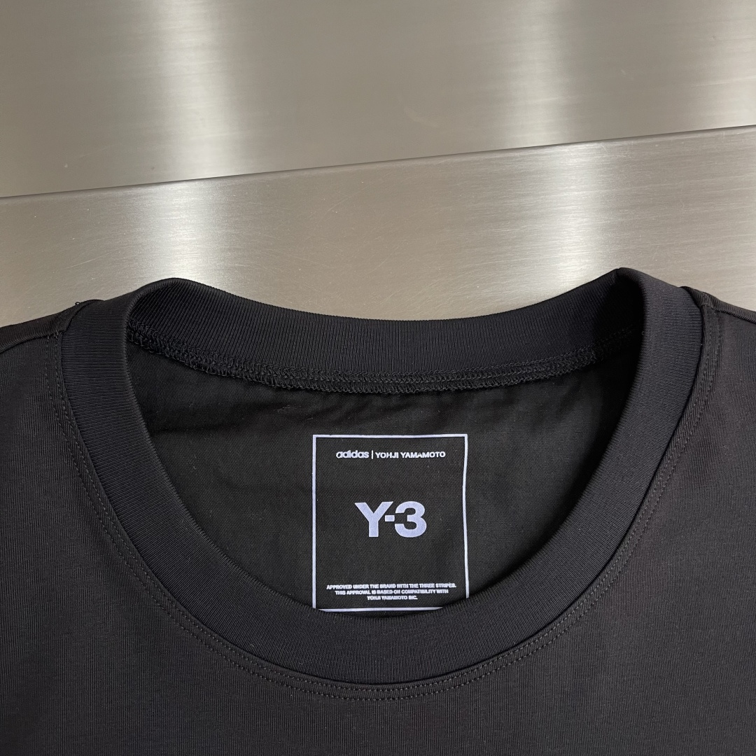 

-Y-3 山本耀司 总是简单又出细节….好看的背心…双色定制面料，25款隐藏式小口袋设计…..极致的