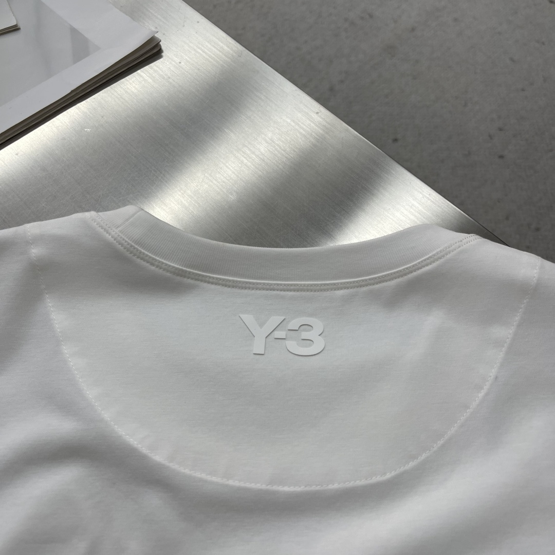 

-Y-3 山本耀司 总是简单又出细节….好看的背心…双色定制面料，25款隐藏式小口袋设计…..极致的