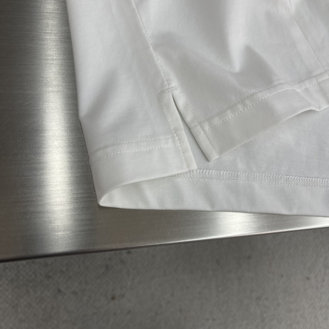 

-Y-3 山本耀司 总是简单又出细节….好看的背心…双色定制面料，25款隐藏式小口袋设计…..极致的