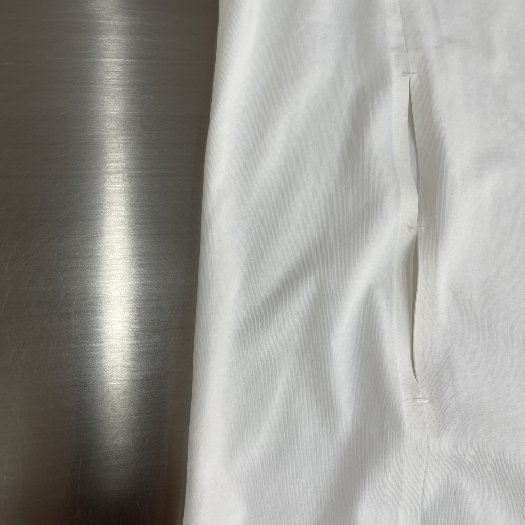 

-Y-3 山本耀司 总是简单又出细节….好看的背心…双色定制面料，25款隐藏式小口袋设计…..极致的