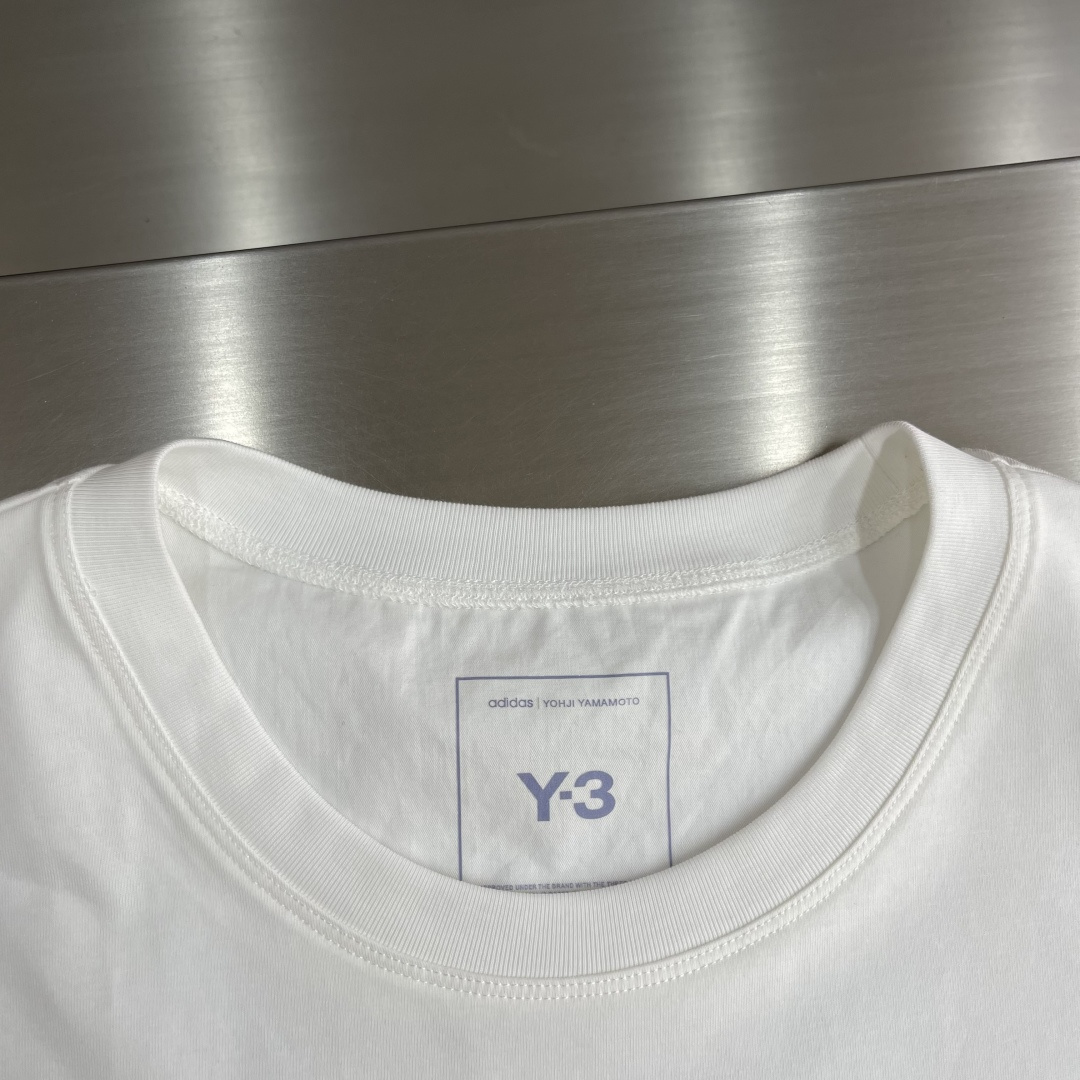 

-Y-3 山本耀司 总是简单又出细节….好看的背心…双色定制面料，25款隐藏式小口袋设计…..极致的