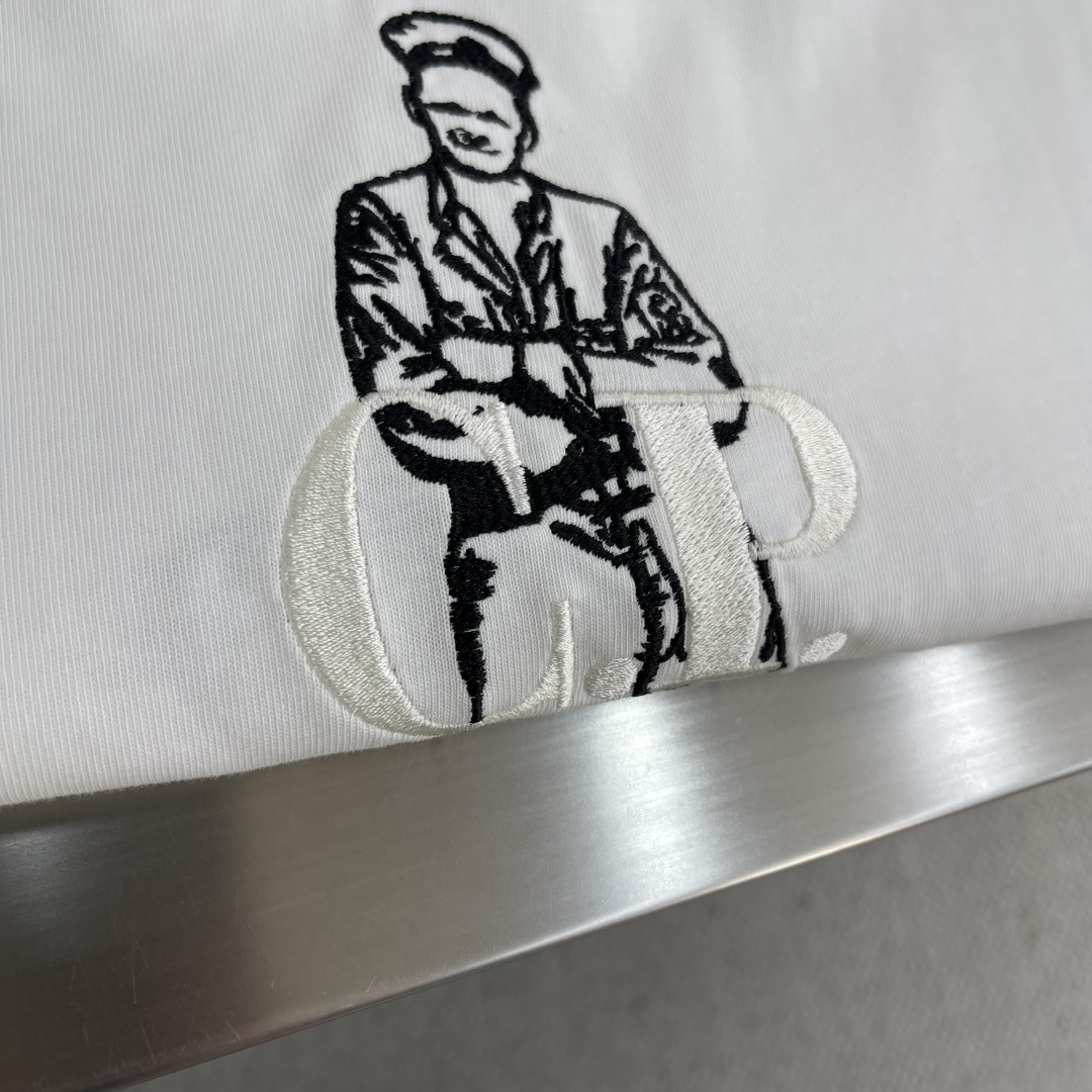 

-CP纯棉刺绣宽松短袖

尺码：M-XXL  
             M	    L	XL	  