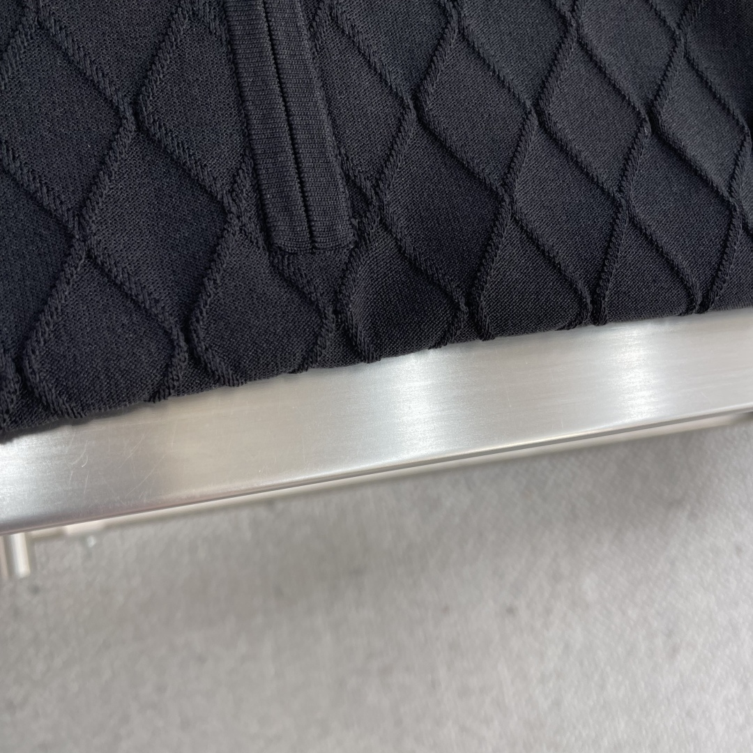 

-KITON    25春夏新款完美主义者高端商务针织Polo衫，男士半拉链领口菱格针织马球衫。顶级