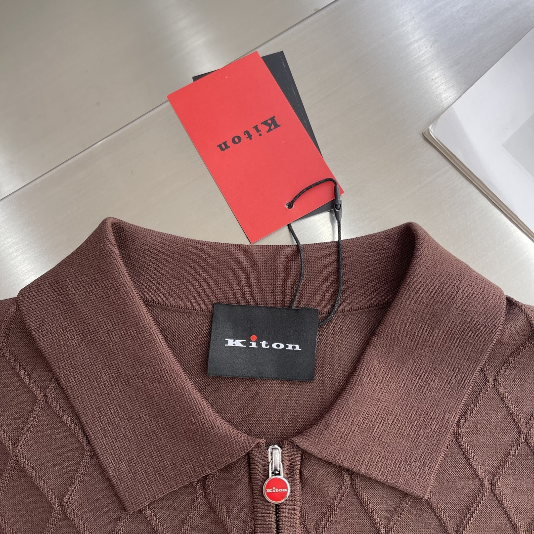 

-KITON    25春夏新款完美主义者高端商务针织Polo衫，男士半拉链领口菱格针织马球衫。顶级