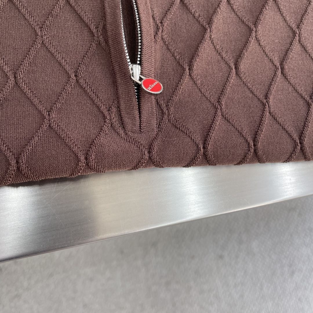 

-KITON    25春夏新款完美主义者高端商务针织Polo衫，男士半拉链领口菱格针织马球衫。顶级