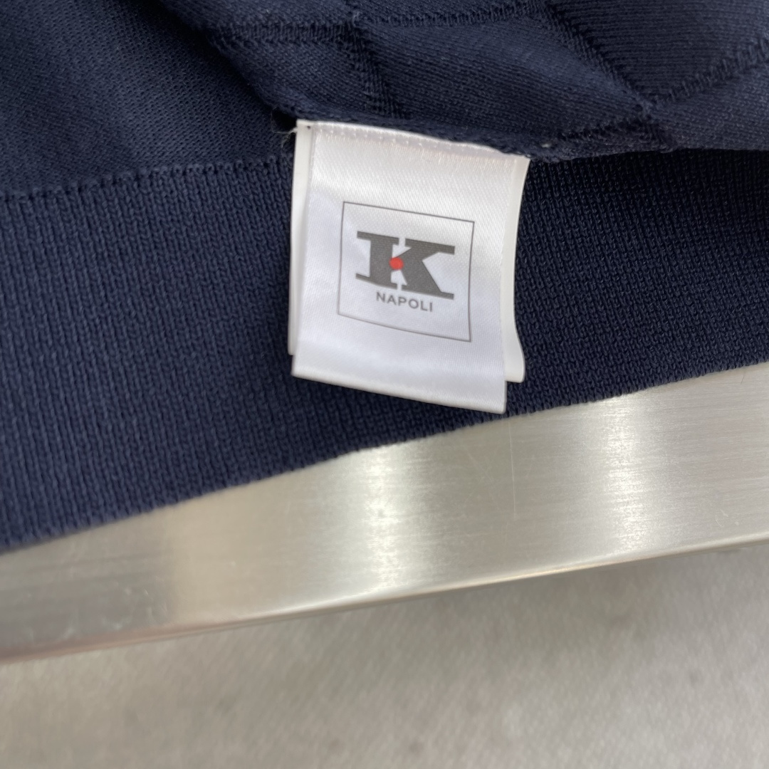 

-KITON    25春夏新款完美主义者高端商务针织Polo衫，男士半拉链领口菱格针织马球衫。顶级