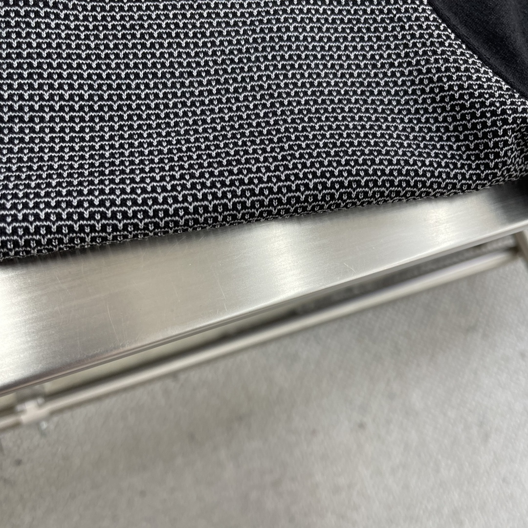 

-KITON   25SS新款科技纤维混纺针织圆领短Tee，男士提花图案装饰时尚百搭短袖T恤针织衫！