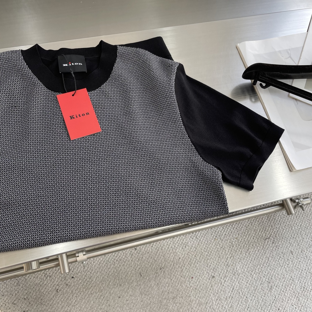 

-KITON   25SS新款科技纤维混纺针织圆领短Tee，男士提花图案装饰时尚百搭短袖T恤针织衫！