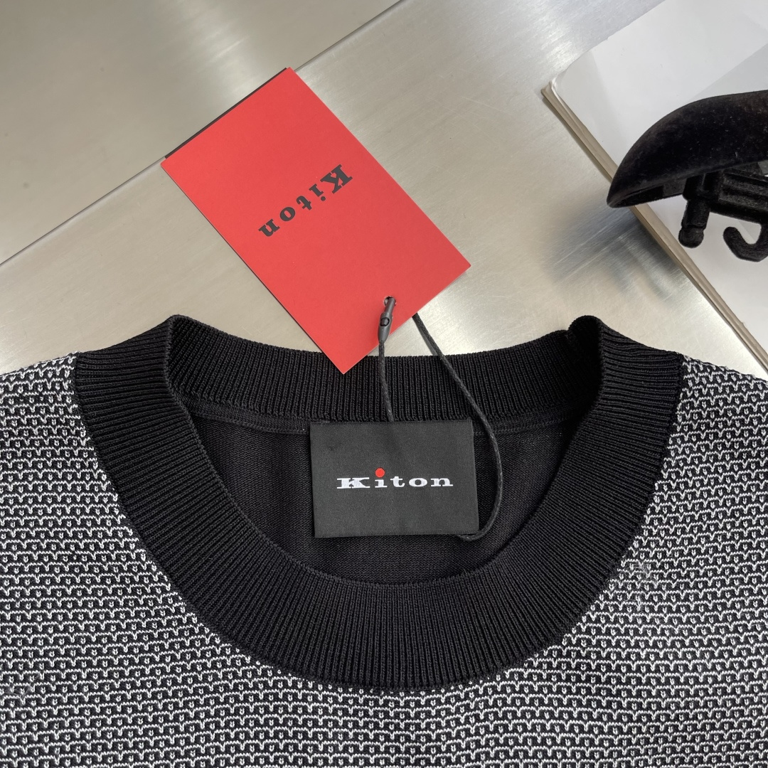 

-KITON   25SS新款科技纤维混纺针织圆领短Tee，男士提花图案装饰时尚百搭短袖T恤针织衫！