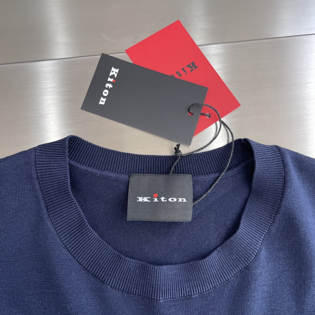 

-KITON25SS春夏新款针织纤维棉圆领短Tee，男士下摆字母标识刺绣休闲短袖T恤针织衫！贸易公司