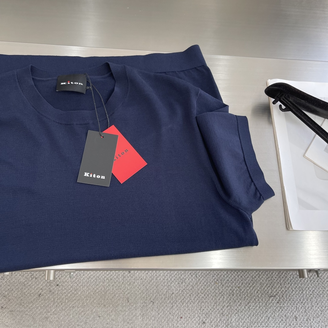 

-KITON25SS春夏新款针织纤维棉圆领短Tee，男士下摆字母标识刺绣休闲短袖T恤针织衫！贸易公司