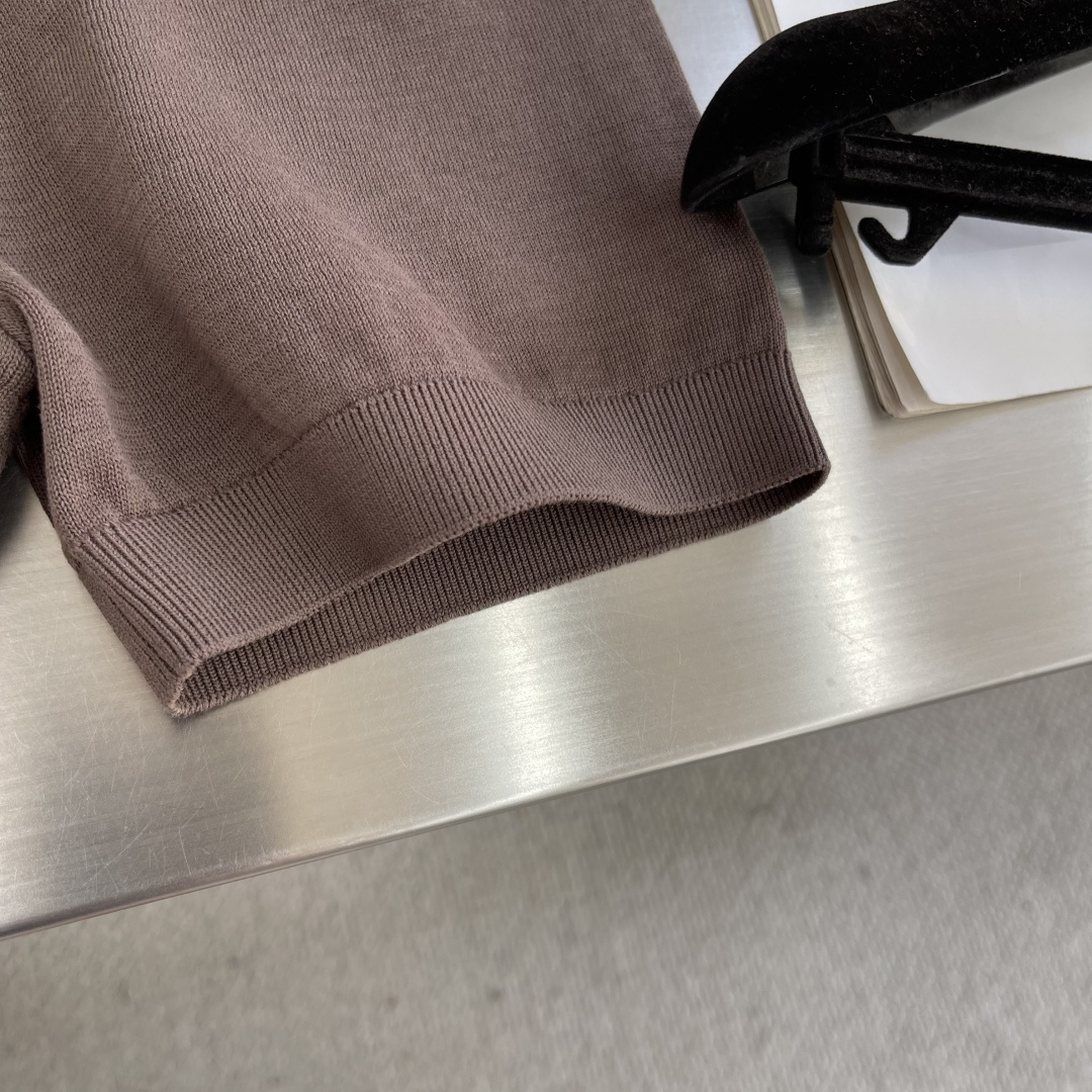 

-KITON25SS春夏新款针织纤维棉圆领短Tee，男士下摆字母标识刺绣休闲短袖T恤针织衫！贸易公司