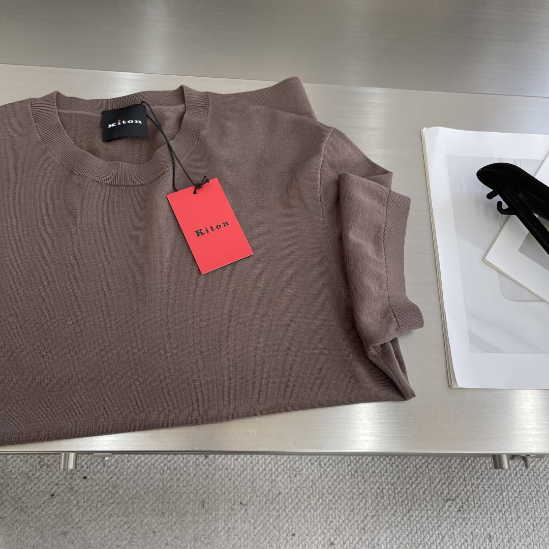 

-KITON25SS春夏新款针织纤维棉圆领短Tee，男士下摆字母标识刺绣休闲短袖T恤针织衫！贸易公司