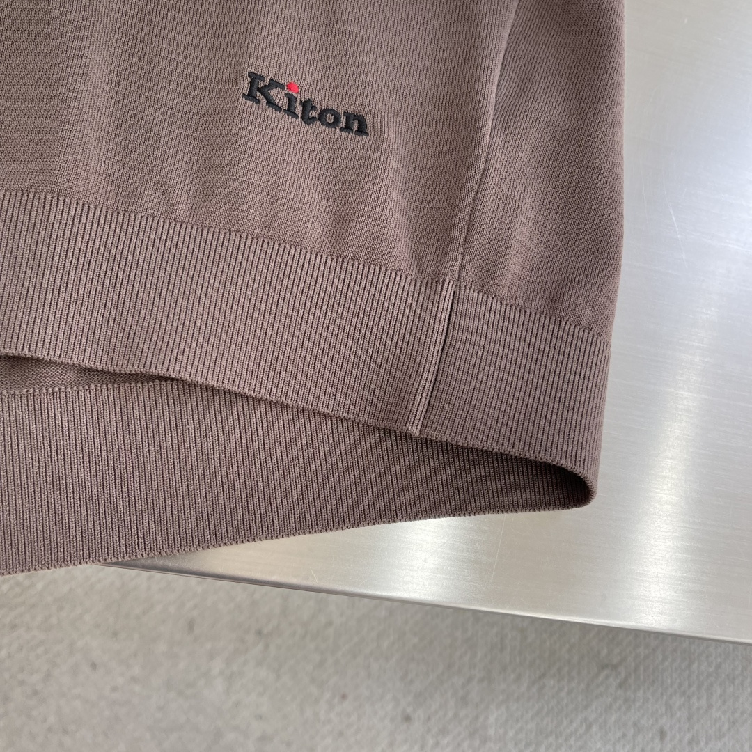 

-KITON25SS春夏新款针织纤维棉圆领短Tee，男士下摆字母标识刺绣休闲短袖T恤针织衫！贸易公司