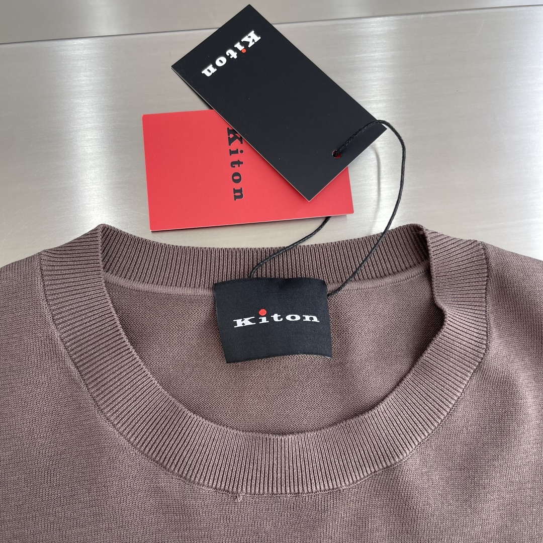 

-KITON25SS春夏新款针织纤维棉圆领短Tee，男士下摆字母标识刺绣休闲短袖T恤针织衫！贸易公司