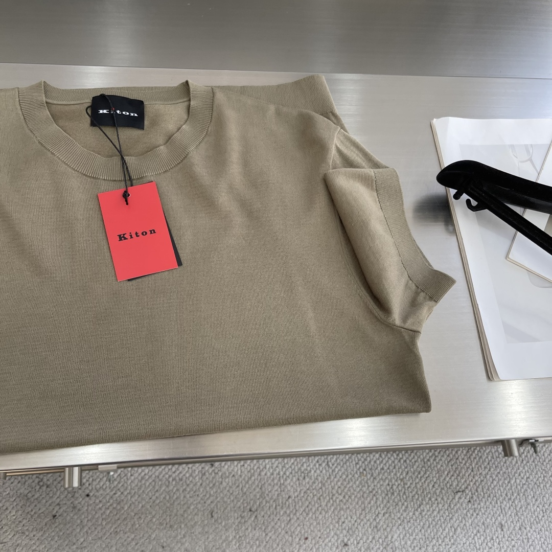 

-KITON25SS春夏新款针织纤维棉圆领短Tee，男士下摆字母标识刺绣休闲短袖T恤针织衫！贸易公司