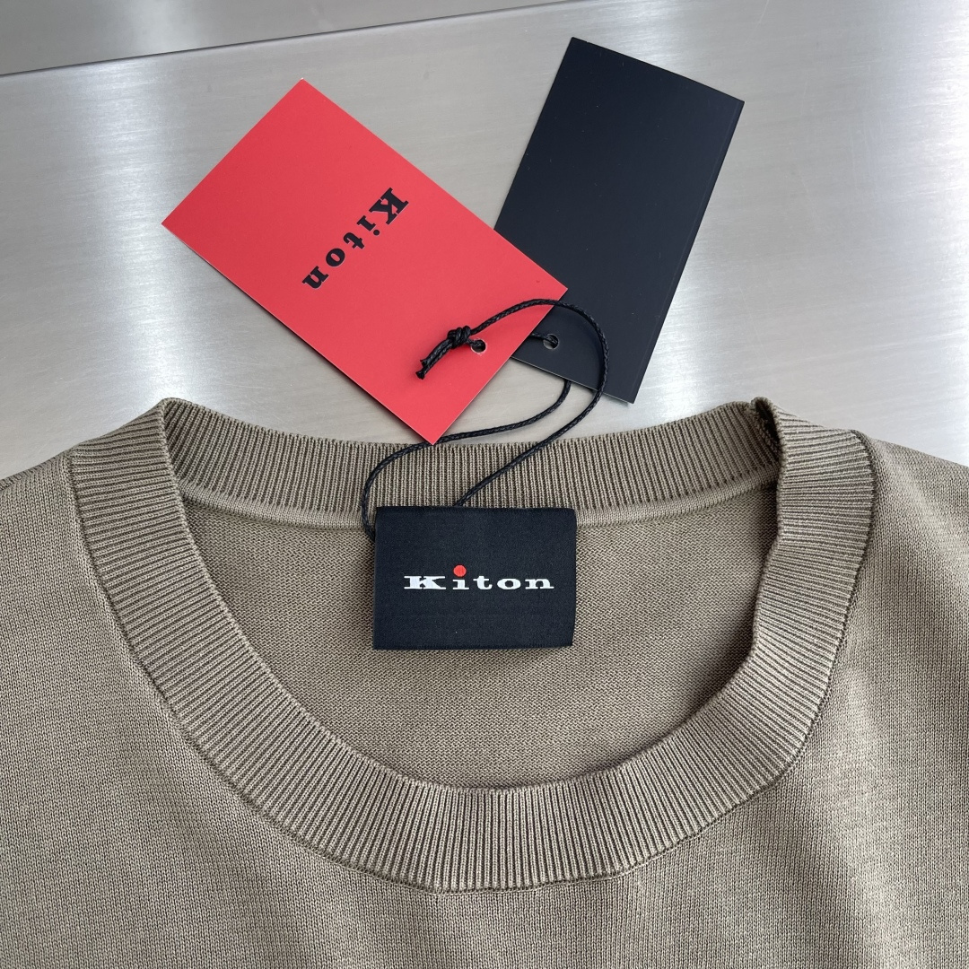 

-KITON25SS春夏新款针织纤维棉圆领短Tee，男士下摆字母标识刺绣休闲短袖T恤针织衫！贸易公司