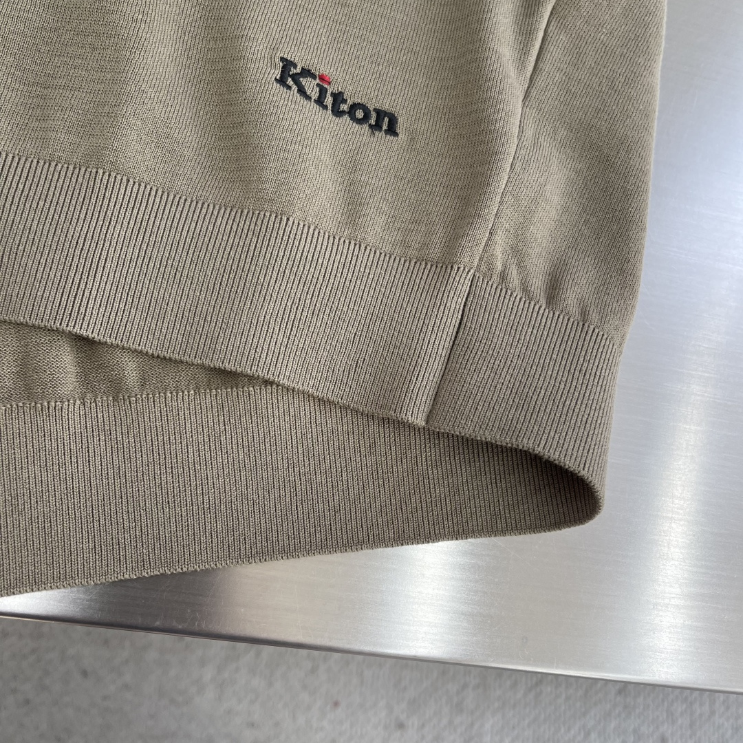 

-KITON25SS春夏新款针织纤维棉圆领短Tee，男士下摆字母标识刺绣休闲短袖T恤针织衫！贸易公司