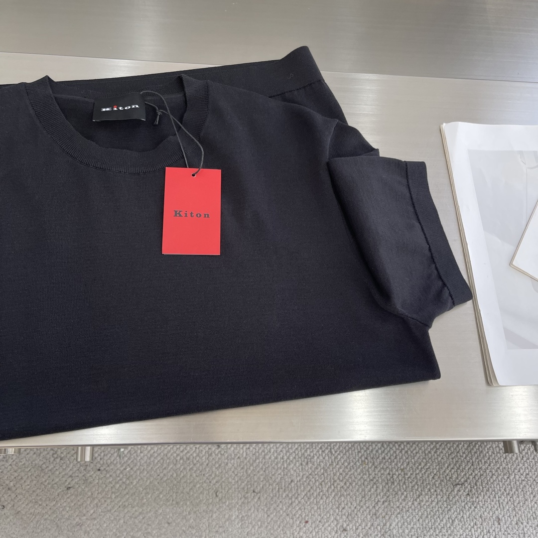 

-KITON25SS春夏新款针织纤维棉圆领短Tee，男士下摆字母标识刺绣休闲短袖T恤针织衫！贸易公司
