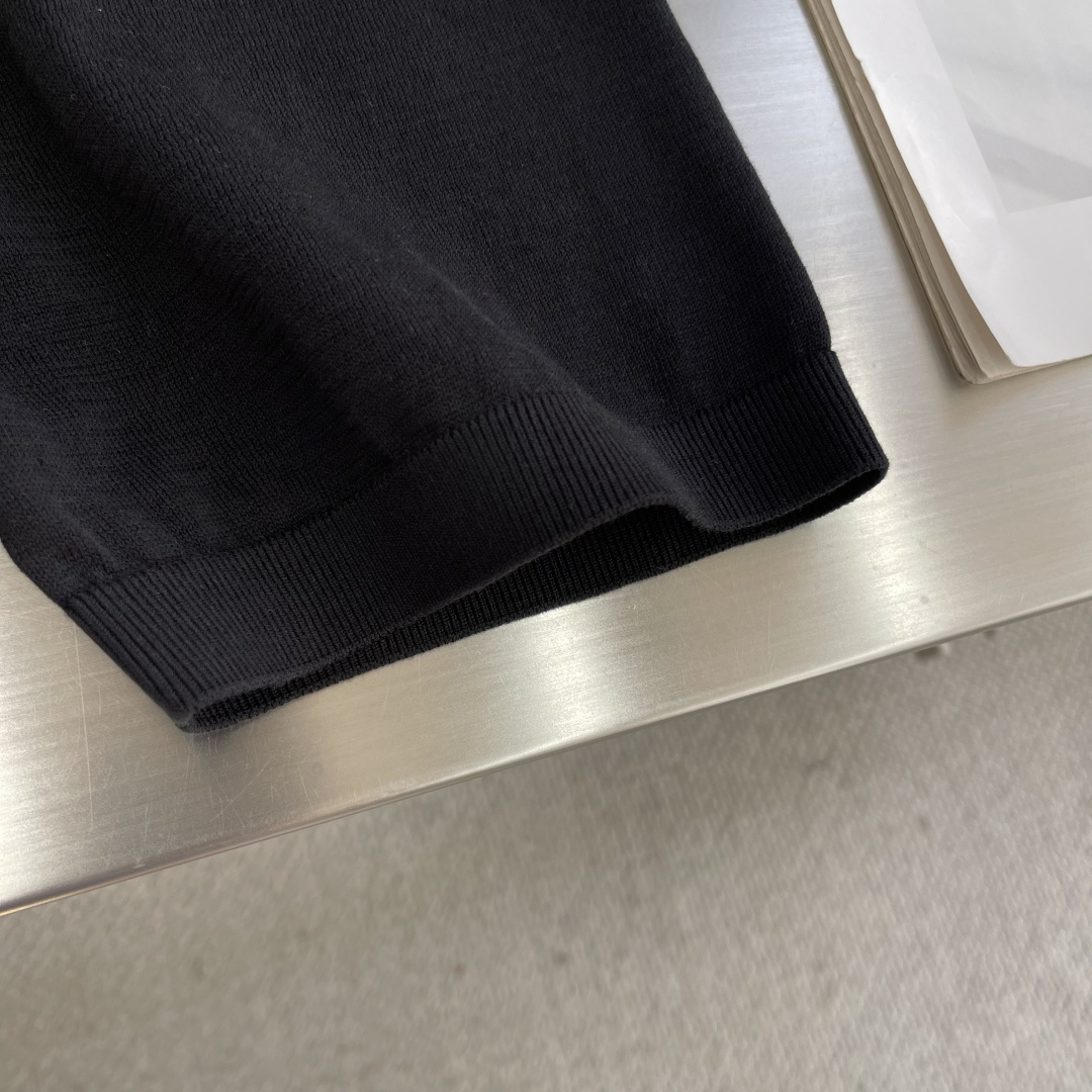 

-KITON25SS春夏新款针织纤维棉圆领短Tee，男士下摆字母标识刺绣休闲短袖T恤针织衫！贸易公司