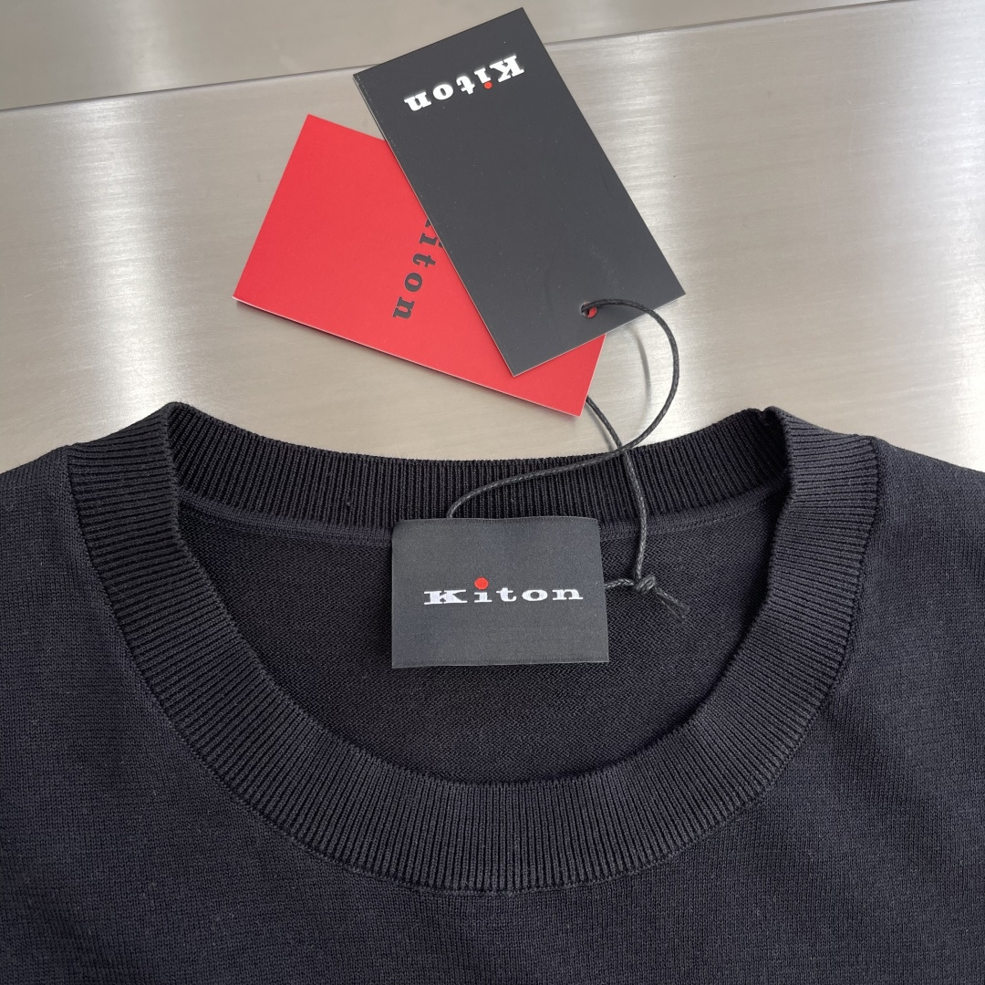

-KITON25SS春夏新款针织纤维棉圆领短Tee，男士下摆字母标识刺绣休闲短袖T恤针织衫！贸易公司