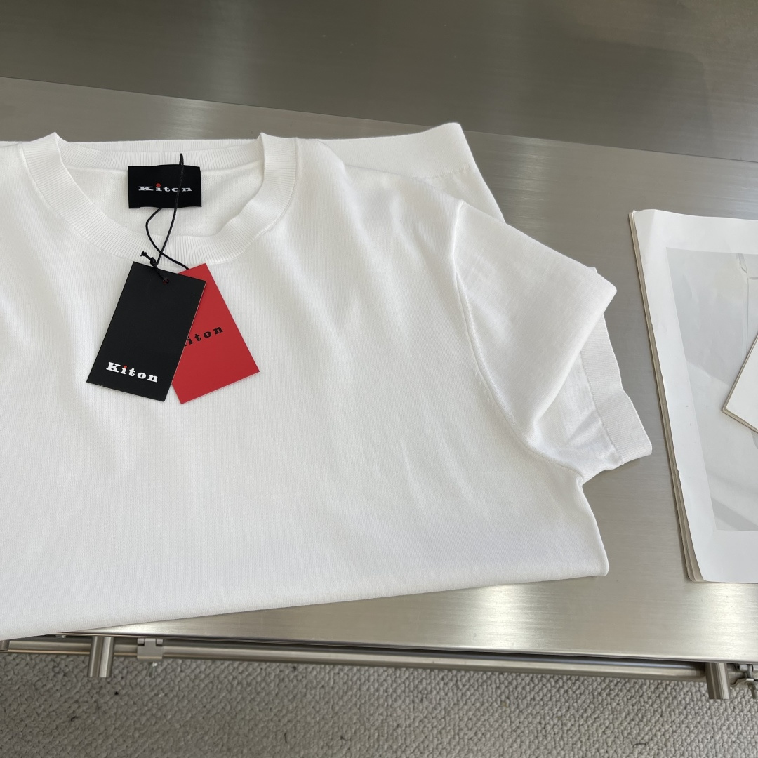 

-KITON25SS春夏新款针织纤维棉圆领短Tee，男士下摆字母标识刺绣休闲短袖T恤针织衫！贸易公司