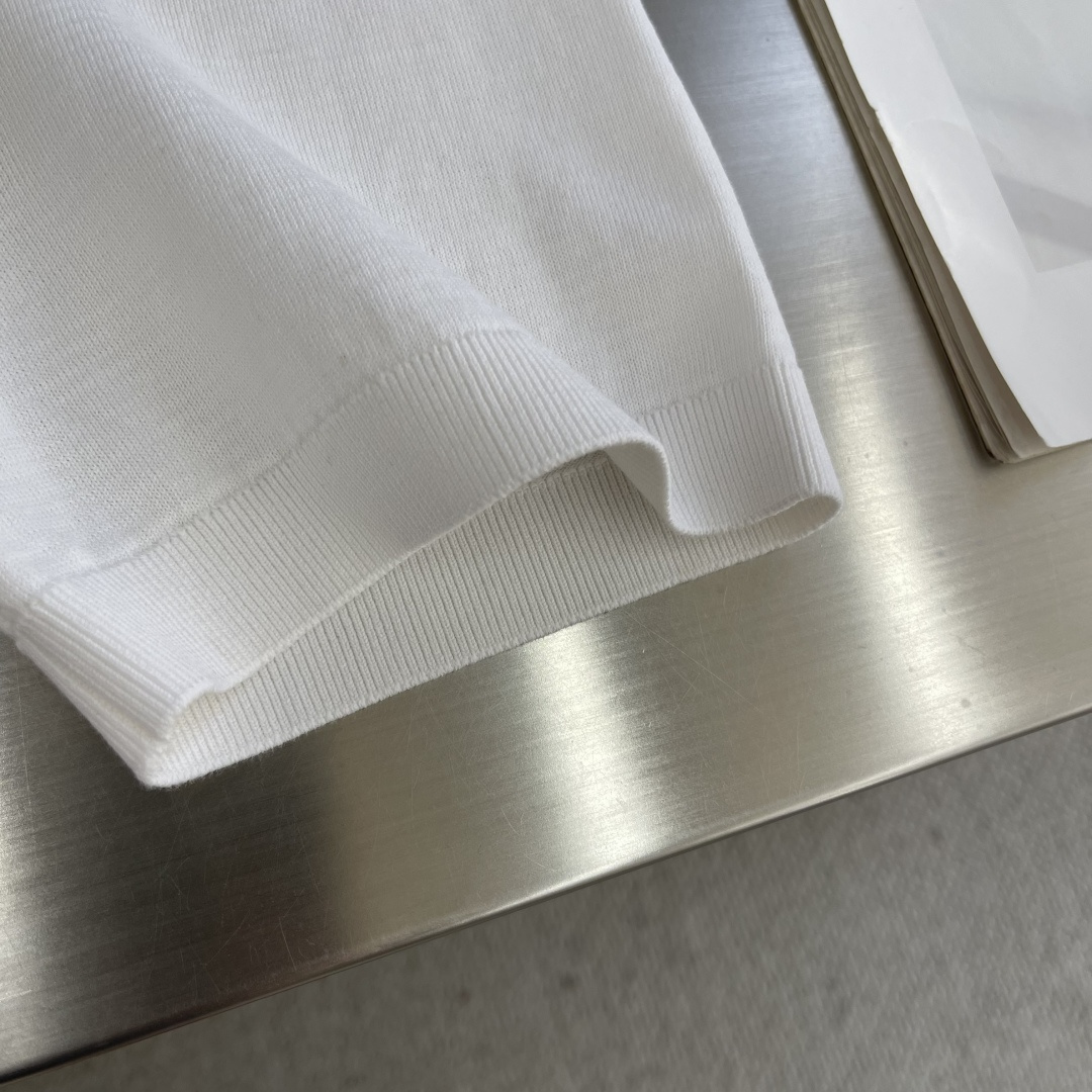 

-KITON25SS春夏新款针织纤维棉圆领短Tee，男士下摆字母标识刺绣休闲短袖T恤针织衫！贸易公司