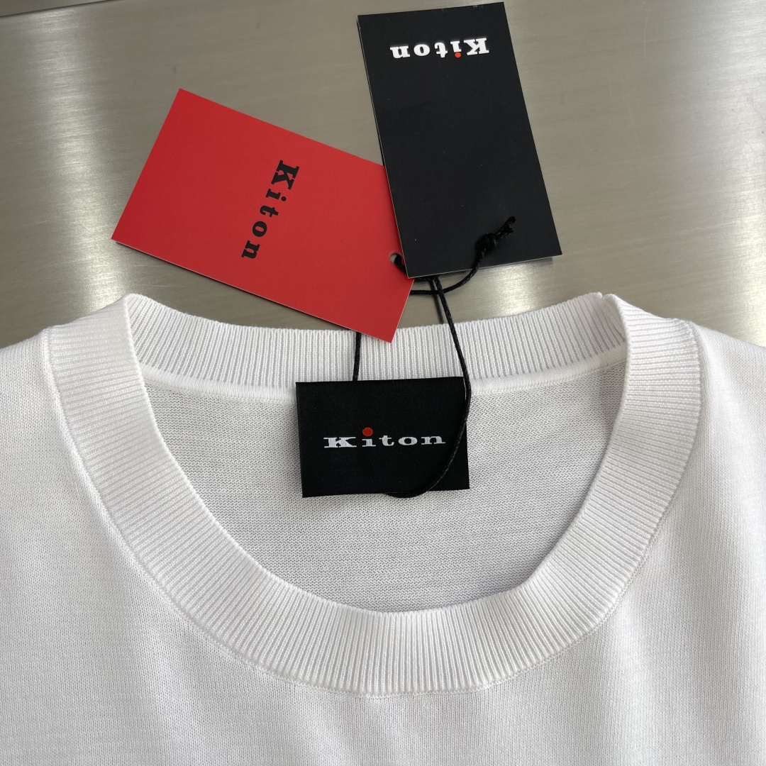 

-KITON25SS春夏新款针织纤维棉圆领短Tee，男士下摆字母标识刺绣休闲短袖T恤针织衫！贸易公司