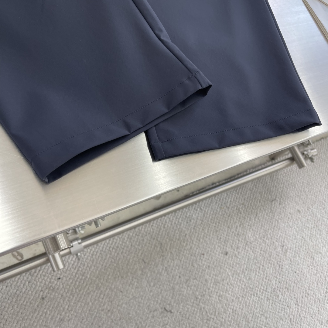 

-Z ZEGN 新款休闲裤
颜色：藏青色
尺码：M-3XL
面料成分：85.3%锦纶14.7%氨纶
