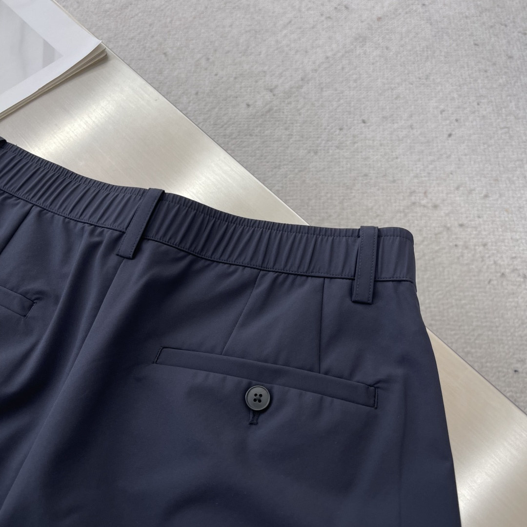 

-Z ZEGN 新款休闲裤
颜色：藏青色
尺码：M-3XL
面料成分：85.3%锦纶14.7%氨纶
