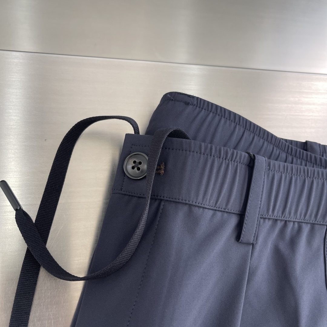 

-Z ZEGN 新款休闲裤
颜色：藏青色
尺码：M-3XL
面料成分：85.3%锦纶14.7%氨纶
