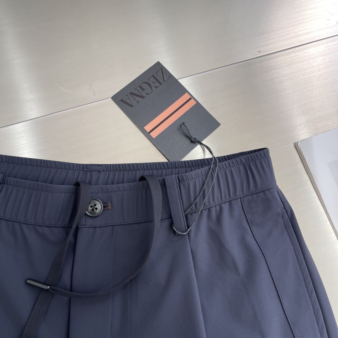 

-Z ZEGN 新款休闲裤
颜色：藏青色
尺码：M-3XL
面料成分：85.3%锦纶14.7%氨纶
