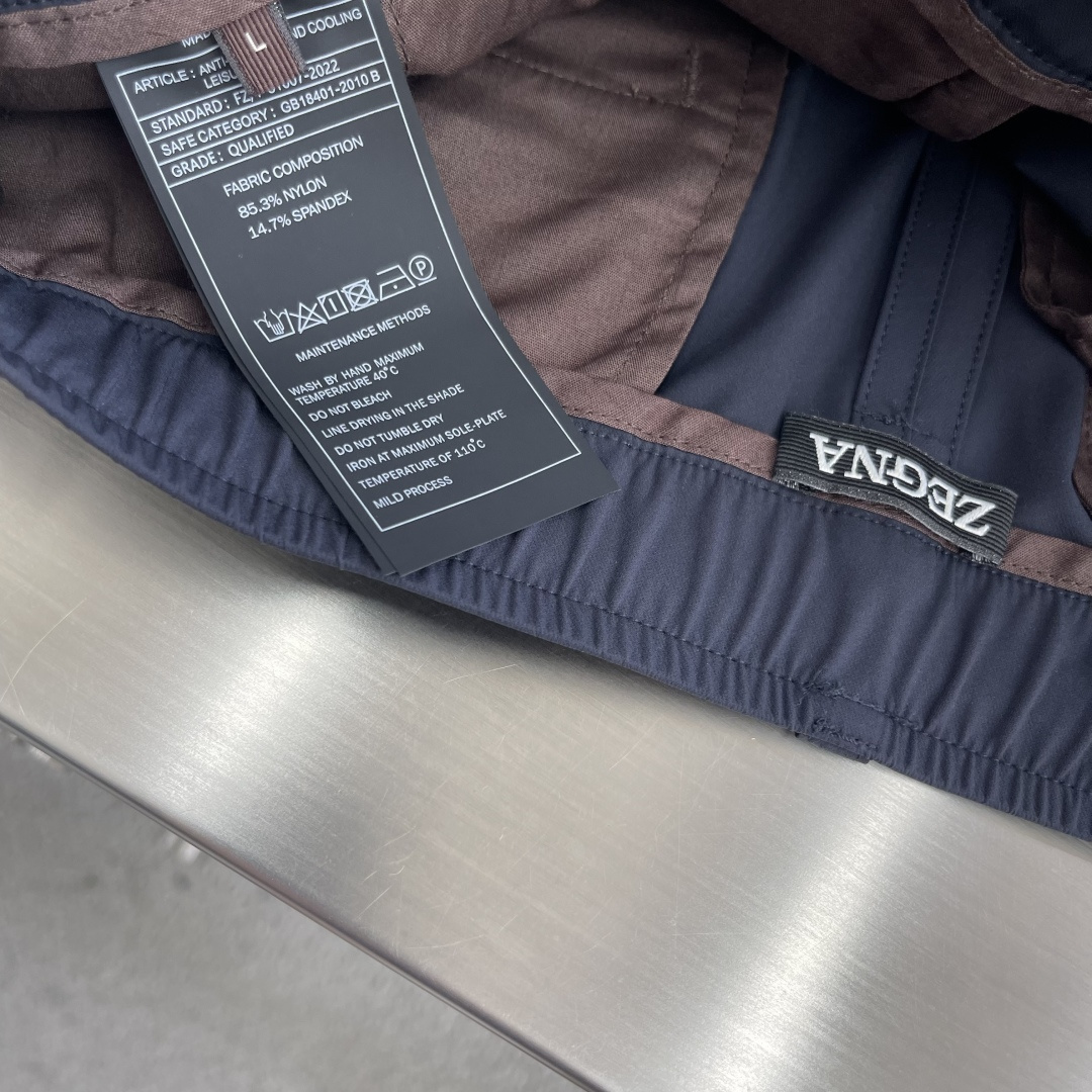 

-Z ZEGN 新款休闲裤
颜色：藏青色
尺码：M-3XL
面料成分：85.3%锦纶14.7%氨纶
