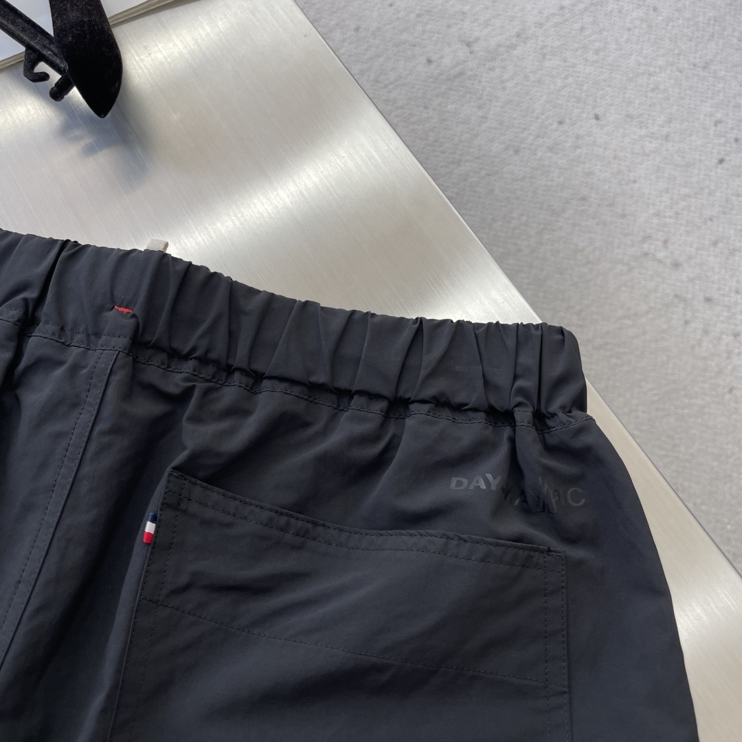 

-mon  巅峰品质。法系mon海外买手店 订单….超薄且细节超级超级多的工装裤！！可拆卸裤脚。真的