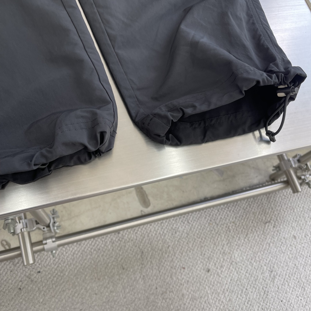 

-mon  巅峰品质。法系mon海外买手店 订单….超薄且细节超级超级多的工装裤！！可拆卸裤脚。真的