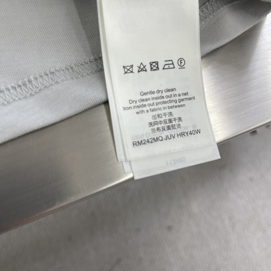 

-驴牌    25ss新款MONOGRAM 锦纶嵌饰T恤	，本款T恤取材素雅棉质针织，以莹泽Mono