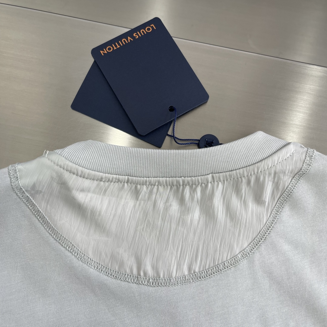 

-驴牌    25ss新款MONOGRAM 锦纶嵌饰T恤	，本款T恤取材素雅棉质针织，以莹泽Mono