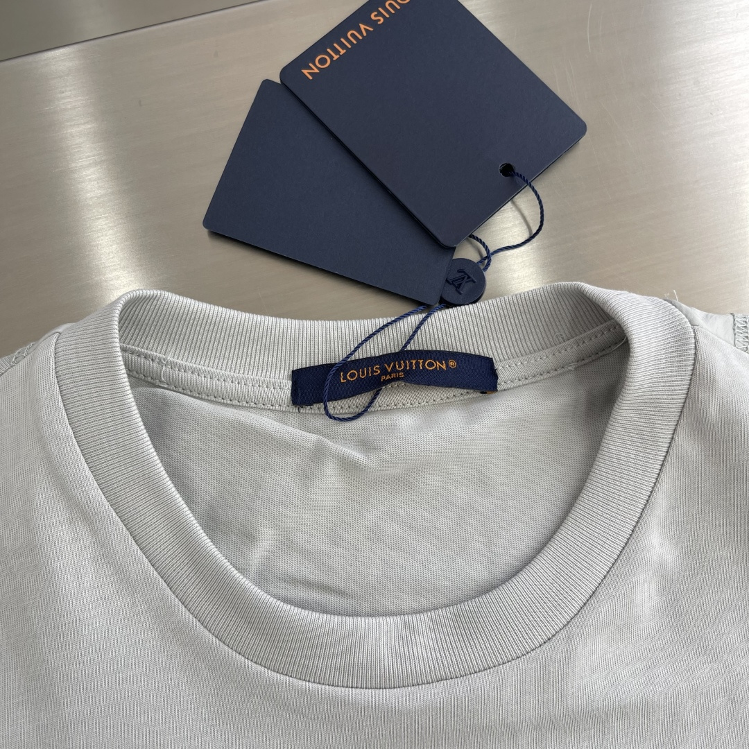 

-驴牌    25ss新款MONOGRAM 锦纶嵌饰T恤	，本款T恤取材素雅棉质针织，以莹泽Mono